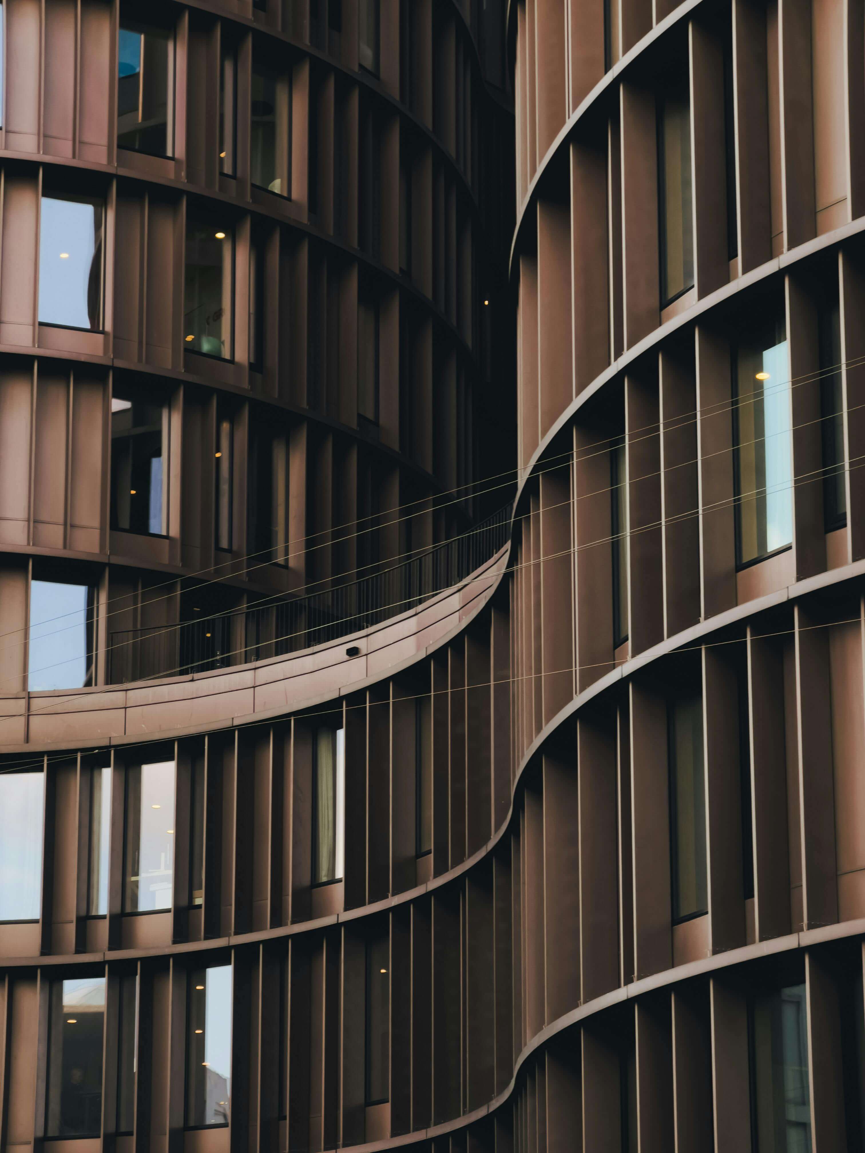 Immeuble de bureaux moderne avec façade en verre